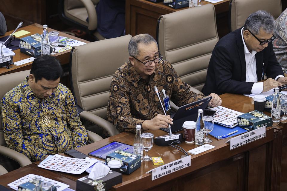 Dirut BNI Royke Tumilaar (tengah) bersama Dirut BTN Nixon LP Napitupulu (kiri) dan Dirut BRI Sunarso (kanan) saat menyampaikan paparan pada Rapat Dengar Pendapat (RDP) dengan Komisi VI DPR di Kompleks Parlemen, Senayan, Jakarta, Rabu (13/11/2024). 