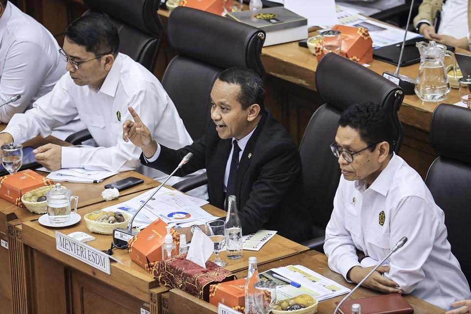 Menteri ESDM Bahlil Lahadalia (tengah) bersama Wakil Menteri ESDM Yuliot Tanjung (kanan) dan Sekjen Kementerian ESDM Dadan Kusdiana (kiri) menyampaikan paparan pada rapat kerja dengan Komisi XII DPR di Kompleks Parlemen, Senayan, Jakarta, Rabu (13/11/2024