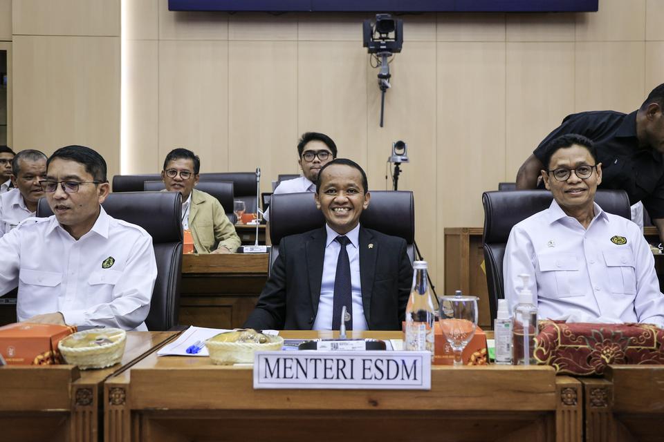 Menteri ESDM Bahlil Lahadalia (tengah) bersama Wakil Menteri ESDM Yuliot Tanjung (kanan) dan Sekjen Kementerian ESDM Dadan Kusdiana (kiri) bersiap mengikuti rapat kerja dengan Komisi XII DPR di Kompleks Parlemen, Senayan, Jakarta, Rabu (13/11/2024). Rapat