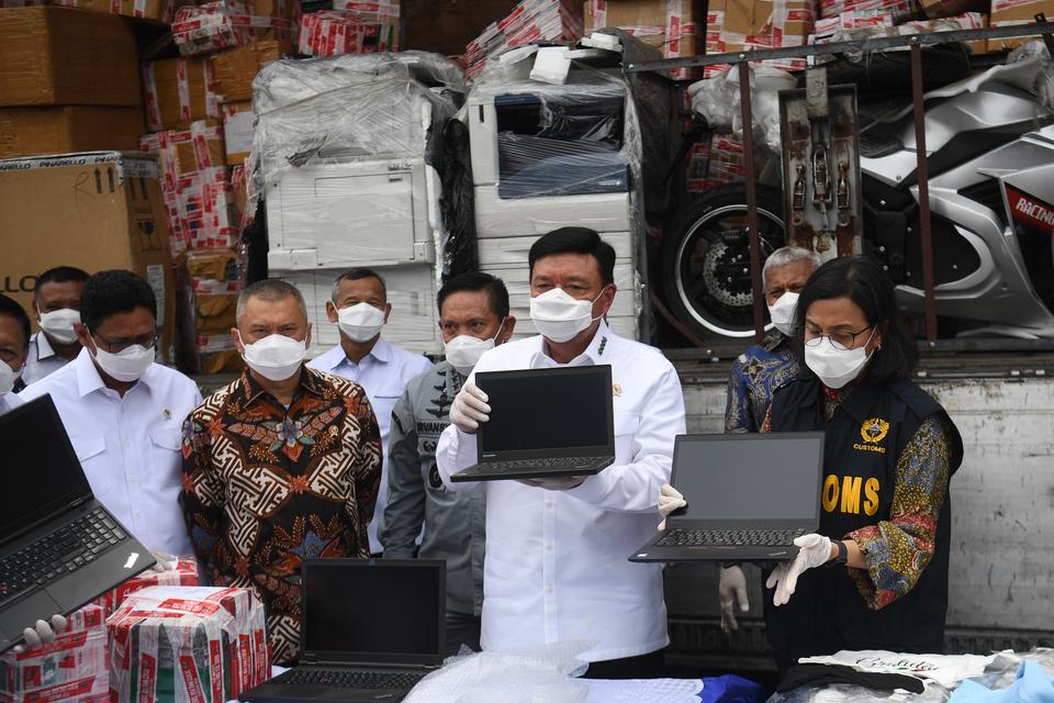 Menko Polkam Budi Gunawan (kedua kanan) didampingi Menteri Keuangan Sri Mulyani (kanan) memperlihatkan barang-barang sitaan usai penyampaian hasil penindakan bidang kepabeanan dan cukai di Jakarta, Kamis (14/11/2024). Desk Pencegahan dan Pemberantasan Pe