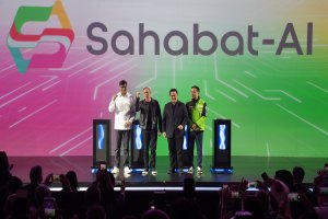 Indosat dan GoTo meluncurkan Sahabat-AI dalam Indonesia AI Day 2024 di Jakarta, Kamis (14/11). 