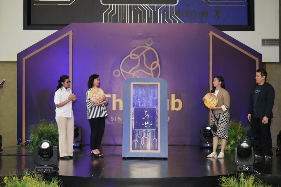 Dian Asmahani (Chief of Corporate Sales & Marketing Group Sinar Mas Land) bersama dengan Monik William (Deputy Group CEO Township Development Sinar Mas Land), Jerry Thomas (Owner Cofilab) dan Felicia Chitra (Head of Program Rafa Dance) secara simbolis mer