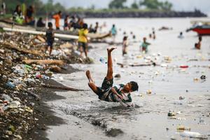 Pantai di Ternate dicemari sampah