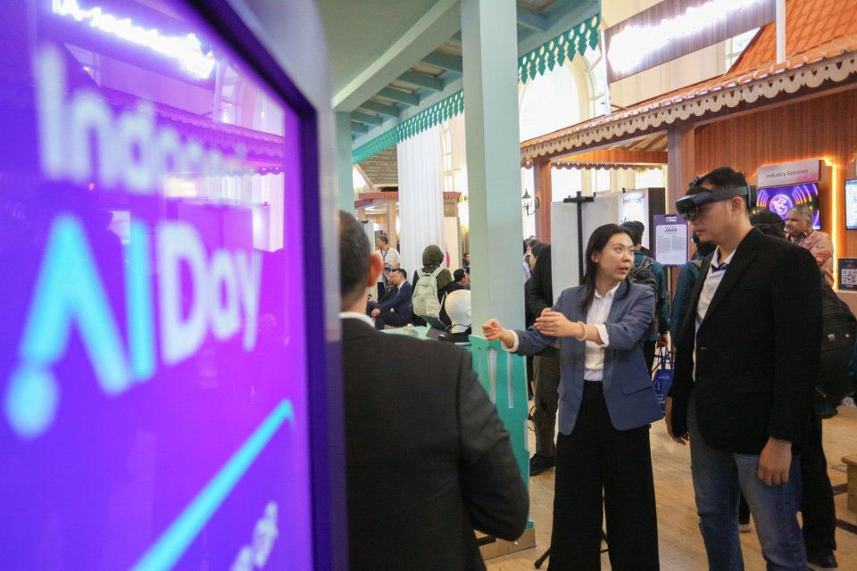 Petugas menyampaikan informasi mengenai teknologi kecerdasan buatan (AI) pada acara Indonesia AI Day di The Tribrata Hotel and Convention Center Darmawangsa, Jakarta, Kamis (14/11/2024). Mengusung tema Unleashing Indonesia’s AI Sovereignty, perhelatan ter