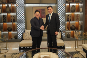 Menteri BUMN Erick Thohir dan Direktur Utama Garuda Indonesia Wamildan Tsani 