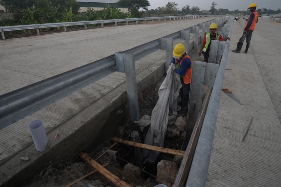 Pekerja beraktivitas di Jalan Tol Solo-Yogyakarta ruas Klaten-Prambanan di Jogonalan, Klaten, Jawa Tengah, Sabtu (16/11/2024). PT Jogjasolo Marga Makmur menargetkan Desember 2024 Jalan Tol Solo-Yogyakarta ruas Klaten-Prambanan selesai dan dapat digunakan 