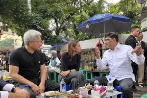 CEO Nvidia Jensen Huang, Najwa Shihab, dan Direktur Utama Indosat Ooredoo Hutchison Vikram Sinha makan di pinggir jalan di lokasi wisata kuliner Gulai