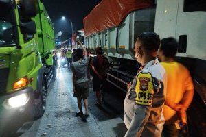 Petugas di Kota Tangerang melakukan pengawasan jam operasional truk tambang untuk memastikan beroperasi sesuai jadwal dan kesepakatan
