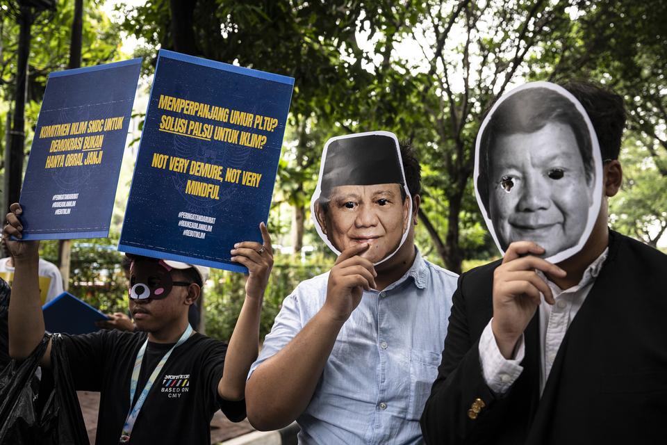 Sejumlah aktivis dari Aliansi Rakyat untuk Keadilan Iklim (ARUKI) melakukan aksi unjuk rasa di depan Kementerian Lingkungan Hidup, Senayan, Jakarta, Senin (18/11/2024). Mereka menuntut pemerintah untuk menghentikan proyek energi fosil, mempercepat penonak
