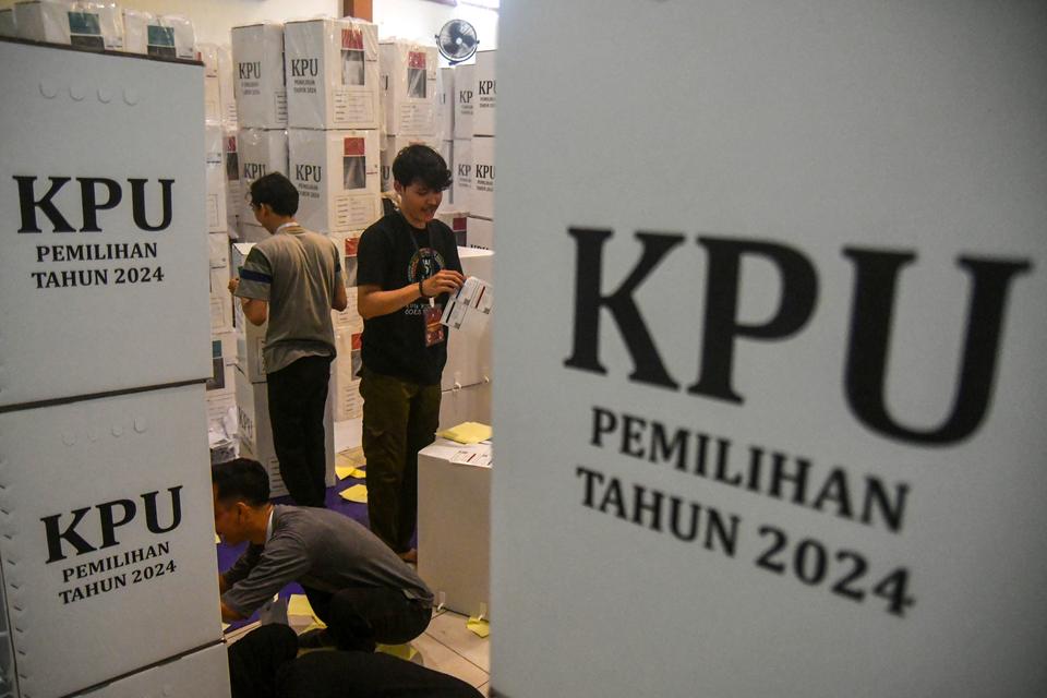 Petugas mengemas logistik Pilkada 2024 di gudang logistik KPU Kota Bogor, Jawa Barat, Senin (18/11/2024). KPU Kota Bogor mulai melakukan pengepakan logistik untuk Pilkada 2024 yang dimasukkan kedalam 3.072 kotak suara dan akan didistribusikan ke 1.530 TPS