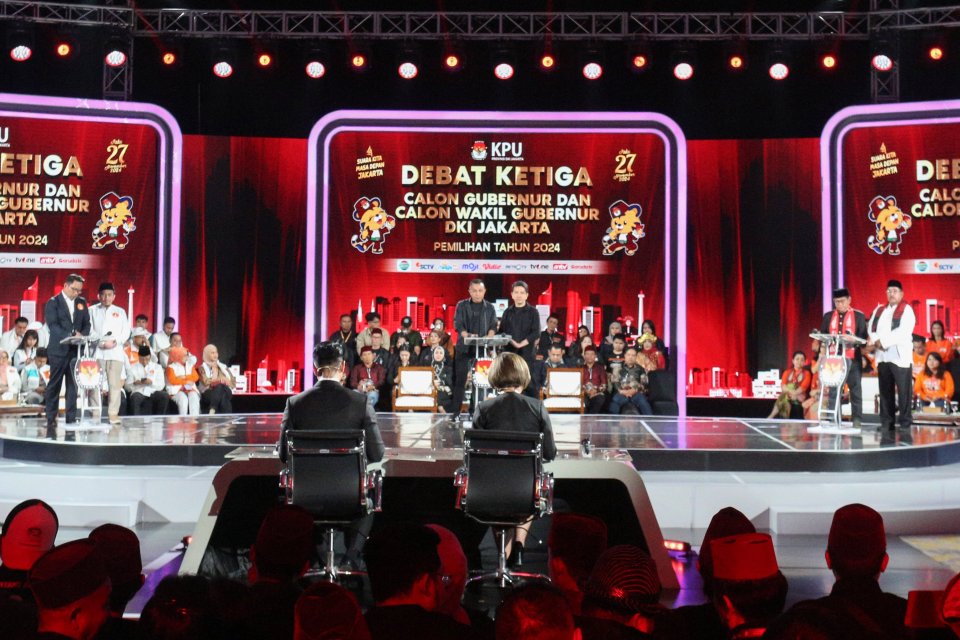 Suasana debat ketiga Calon Gubernur dan Wakil Gubernur Jakarta 2024 di Golden Ballroom The Sultan Hotel & Residence, Jakarta, Minggu (17/11/2024). Debat yang diikuti oleh tiga pasangan cagub-cawagub Jakarta tersebut mengangkat tema "Lingkungan Perkotaa