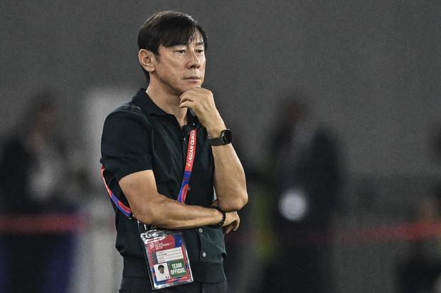 Pelatih Timnas Indonesia Shin Tae Yong mengamati permainan anak asuhnya saat melawan Timnas Arab Saudi pada pertandingan Grup C putaran ketiga Kualifikasi Piala Dunia 2026 Zona Asia di Stadion Utama Gelora Bung Karno, Senayan, Jakarta, Selasa (19/11/2024)