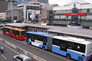 7 rute transjakarta perpanjang jam operasional 