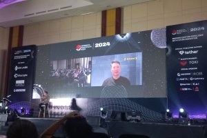 CEO Binance, Richard Teng saat menjadi pembicara dalam acara Indonesia Blockchain Week di Ritz Cartlon Pacific Place, Jakarta pada Selasa (19/11)