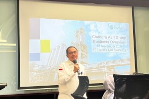 Direktur PT Chandra Asri Pacific, Edi Riva'i dalam konferensi media di kawasan pabrik Chandra Asri, Banten, Senin (18/11). 