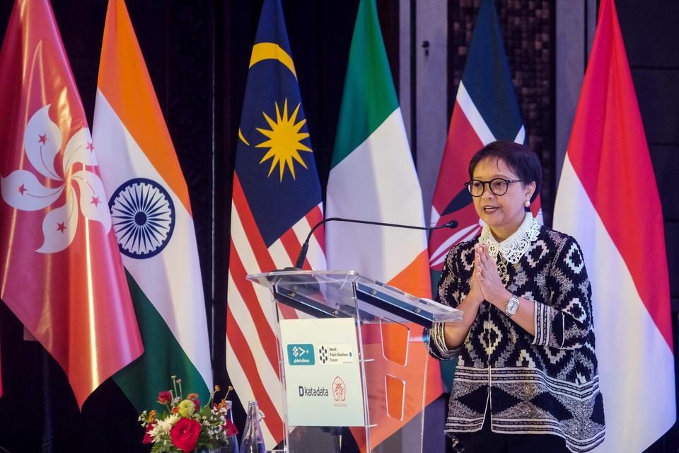 Menteri Luar Negeri RI periode 2014-2024 Retno Marsudi menyampaikan paparan saat pembukaan World Public Relations Forum (WPRF) 2024 di Nusa Dua, Badung, Bali, Rabu (20/11/2024). WPRF 2024 yang digelar di Bali tersebut dihadiri 37 pembicara internasional d