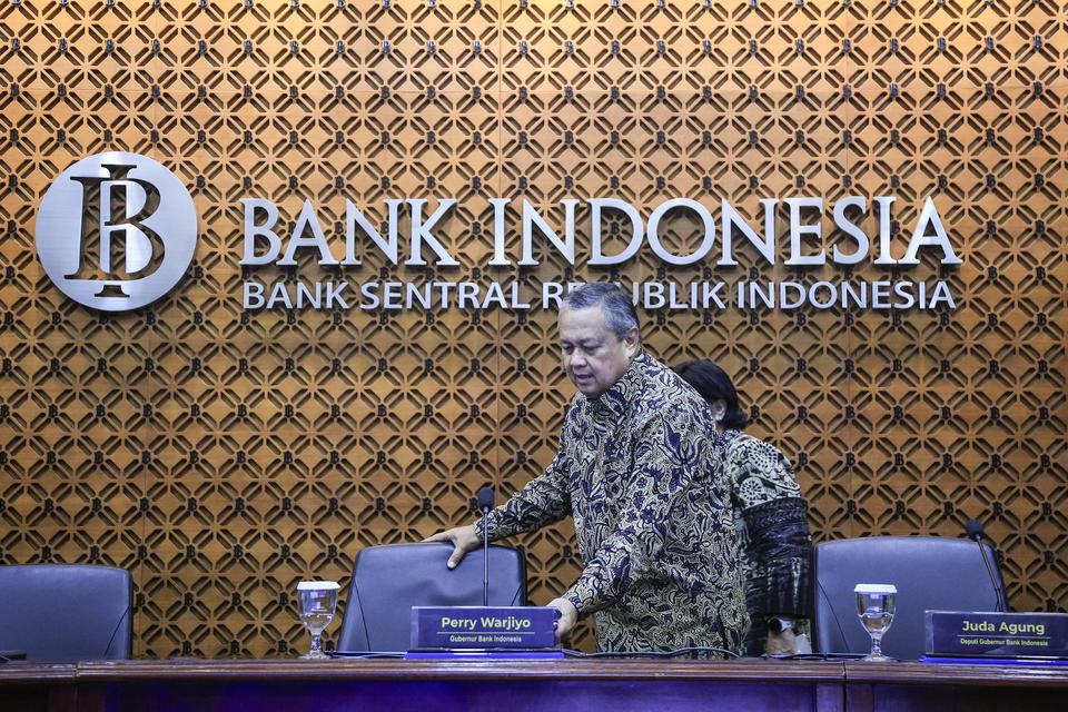 Gubernur Bank Indonesia (BI) Perry Warjiyo bersiap menyampaikan keterangan pers terkait hasil Rapat Dewan Gubernur (RDG) Bank Indonesia (BI) di Jakarta, Rabu (20/11/2024).