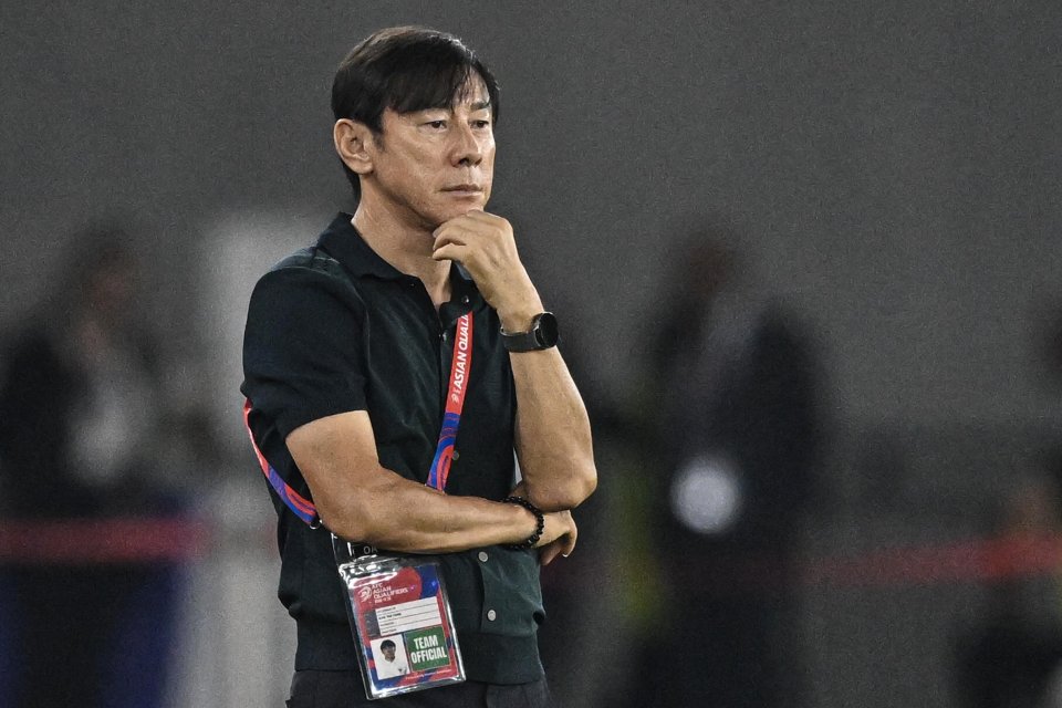 Pelatih Timnas Indonesia Shin Tae Yong mengamati permainan anak asuhnya saat melawan Timnas Arab Saudi pada pertandingan Grup C putaran ketiga Kualifikasi Piala Dunia 2026 Zona Asia di Stadion Utama Gelora Bung Karno, Senayan, Jakarta, Selasa (19/11/2024)