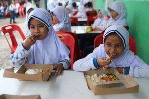 Makan bergizi gratis pada hari ikan nasional