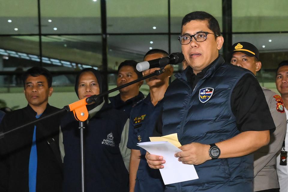 Kasubdit 2 Direktorat Tindak Pidana Siber Bareskrim Polri Kombes Pol Jeffri Dian Juniarta menyampaikan keterangan usai membawa tersangka DPO kasus judi online di Terminal 3 Bandara Soekarno Hatta, Tangerang, Banten, Jumat (22/11/2024). 