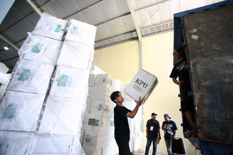 Pekerja memasukan logistik Pemilukada Prov Banten dan Kota Tangerang Selatan ke dalam mobil box untuk didistribusikan di Gedung Logistik KPU Tangsel di Serpong, Tangerang Selatan, Banten, Jumat (22/11/2024). 