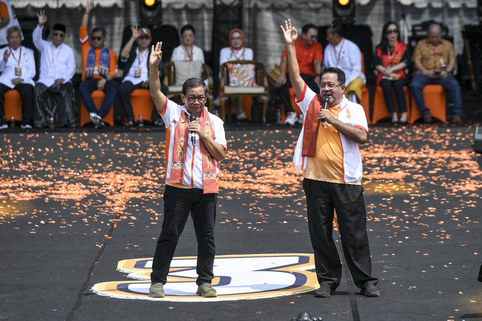 Calon gubernur dan wakil gubernur DKI Jakarta nomor urut 3 Pramono Anung (kiri) dan Rano Karno (kanan) menyampaikan visi misi pada kampanye akbar terakhir di Stadion Madya Gelora Bung Karno, Jakarta, Sabtu (23/11/2024).