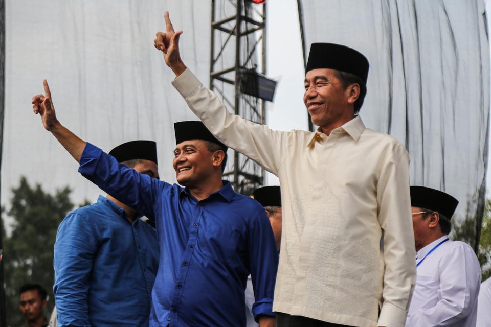 Presiden ke-7 Joko Widodo (kanan) bersama Calon Gubernur Jawa Tengah nomor urut dua Ahmad Luthfi (kedua kiri) berpose saat mengikuti acara Doa Untuk Jateng Ngopeni Ngelakoni di Lapangan Pancasila Simpang Lima, Semarang, Jawa Tengah, Sabtu (23/11/2024). 