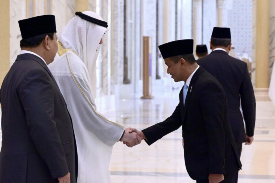 Menteri ESDM RI Bahlil Lahadalia (kanan) menyalami Presiden UEA Mohammed bin Zayed Al Nahyan (MBZ) disaksikan Presiden RI Prabowo Subianto (kiri) di Abu Dhabi, UEA, Sabtu (23/11/2024). 