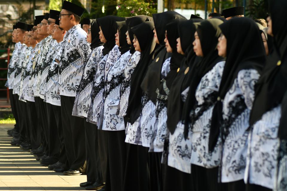 Sejumlah guru ASN mengikuti upacara peringatan Hari Guru Nasional di Plaza Balaikota Bogor, Jawa Barat, Senin (25/11/2024). Kementerian Keuangan menyatakan telah membelanjakan anggaran untuk belanja pegawai senilai Rp242,2 triliun per 31 Oktober 2024 dan 