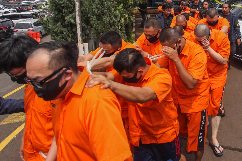 Sejumlah tersangka dihadirkan dalam konferensi pers pengungkapan kasus judi daring di Polda Metro Jaya, Jakarta, Senin (25/11/2024). 