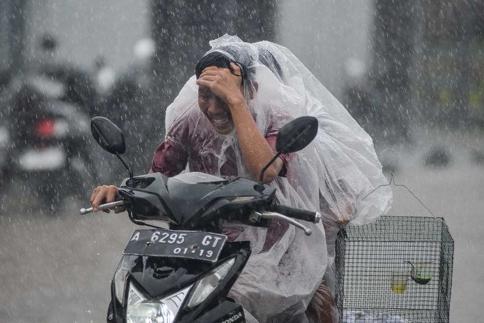 Badan Meteorologi, Klimatologi, dan Geofisika (BMKG), mencatat puncak musim hujan di Indonesia terutama di pulau Sumatera dan Jawa akan terjadi pada pekan ketiga Desember atau menjelang perayaan Natal.