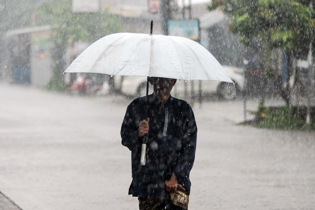 BMKG: Sebagian RI Masuk Musim Hujan November dan Desember, Kalimantan Oktober
