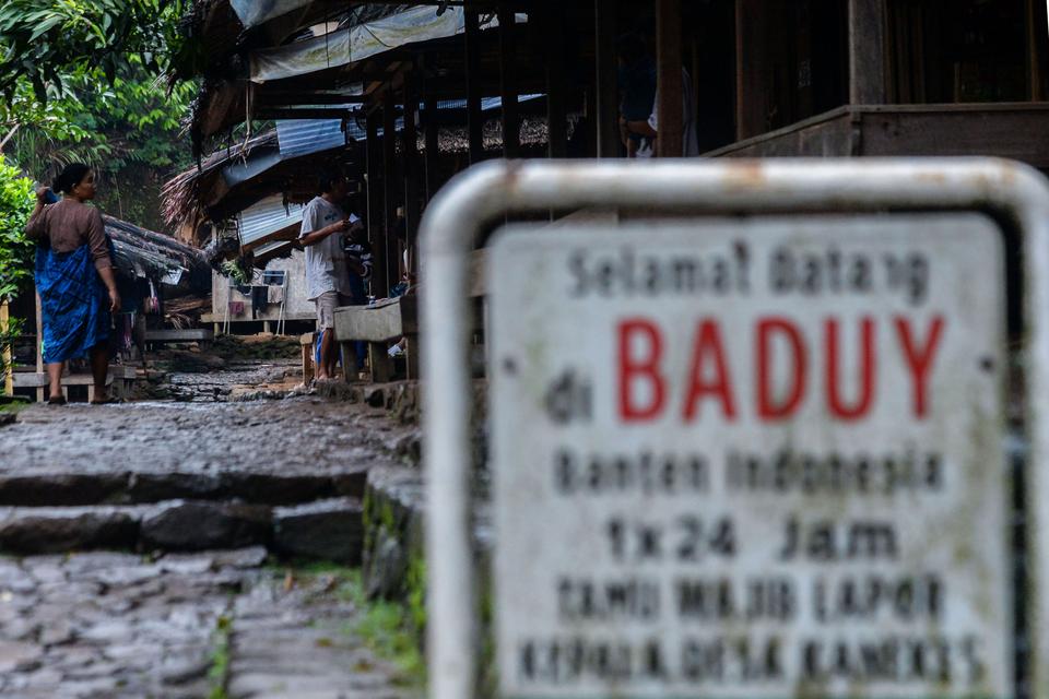 Seorang perempuan Suku Badui berjalan di pemukiman Badui, Desa Kanekes, Lebak, Banten, Senin (25/11/2024). 