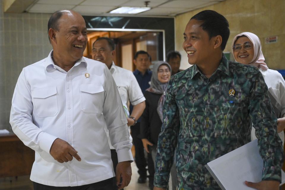 Menteri Kehutanan Raja Juli Antoni (kanan) berbincang dengan Kepala Badan Gizi Nasional Dadan Hindayana (kiri) usai pertemuan di Kantor Badan Gizi Nasional, Kementerian Pertanian, Jakarta, Selasa (26/11/2024). 