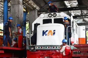 Perawatan lokomotif di Madiun