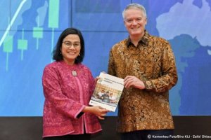 Menteri Keuangan Sri Mulyani Indrawati bersama Sekretaris Jenderal OECD Matthias Cormann