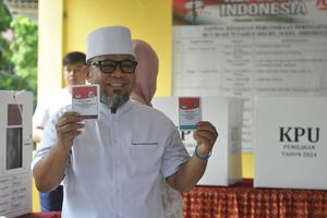 Cagub Bengkulu Helmi Hasan gunakan hak pilih