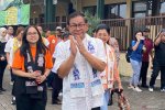 Calon Gubernur Jakarta Pramono Anung bersama keluarganya mencoblos di Tempat Pemungutan Suara (TPS) 046, Cipete Selatan, Cilandak, Jakarta Selatan.