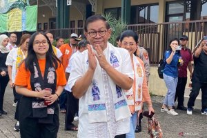 Calon Gubernur Jakarta Pramono Anung bersama keluarganya mencoblos di Tempat Pemungutan Suara (TPS) 046, Cipete Selatan, Cilandak, Jakarta Selatan.