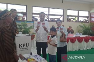 Mantan Presiden Joko Widodo bersama istri dan cucunya Jan Ethes di di TPS 12 Kelurahan Sumber, Banjarsari, Solo, Rabu (27/11). 