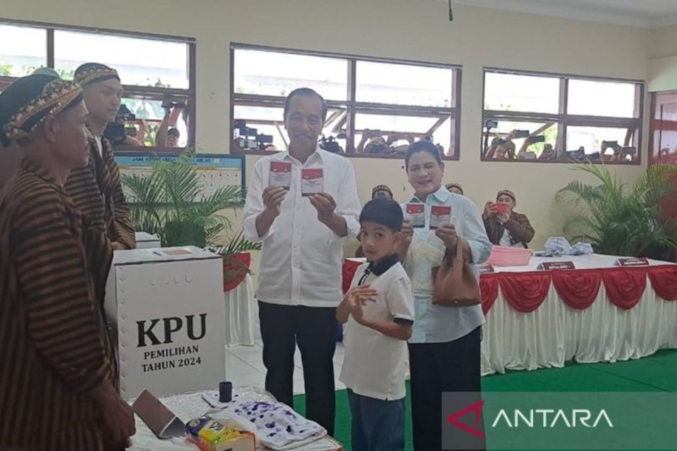 Mantan Presiden Joko Widodo bersama istri dan cucunya Jan Ethes di di TPS 12 Kelurahan Sumber, Banjarsari, Solo, Rabu (27/11).