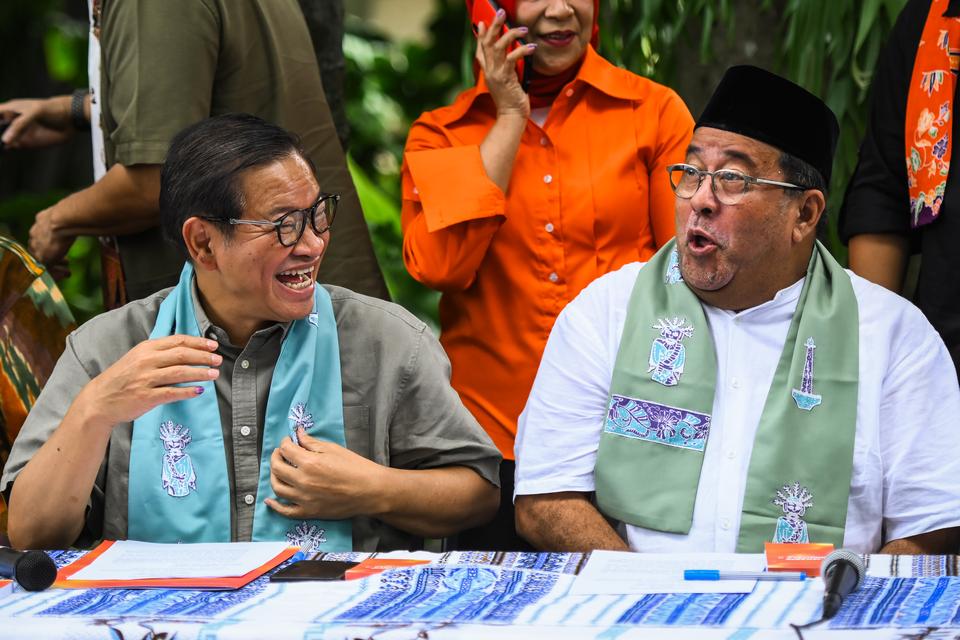 Calon gubernur dan wakil gubernur DKI Jakarta nomor urut 3 Pramono Anung (kiri) dan Rano Karno (kanan) berbincang disela menyampaikan keterangan pers terkait kemenangan dalam Pemilihan Gubernur DKI Jakarta di Cipete, Jakarta, Kamis (28/11/2024). Pramono-R