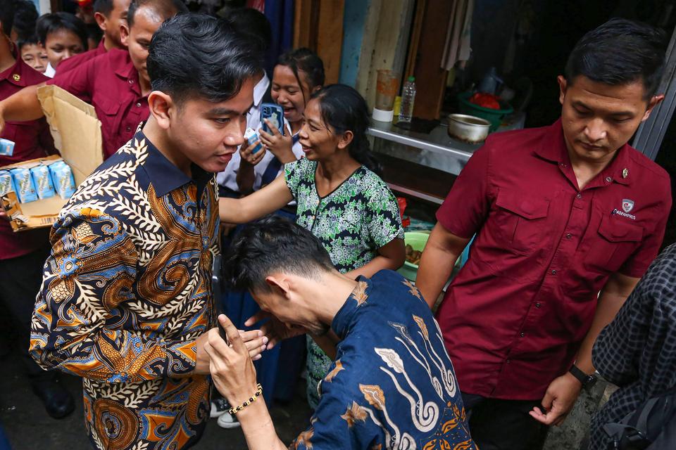 Wakil Presiden Gibran Rakabuming Raka (kiri) menyapa warga yang terdampak banjir di Kebon Pala, Kampung Melayu, Jatinegara, Jakarta, Kamis (28/11/2024).