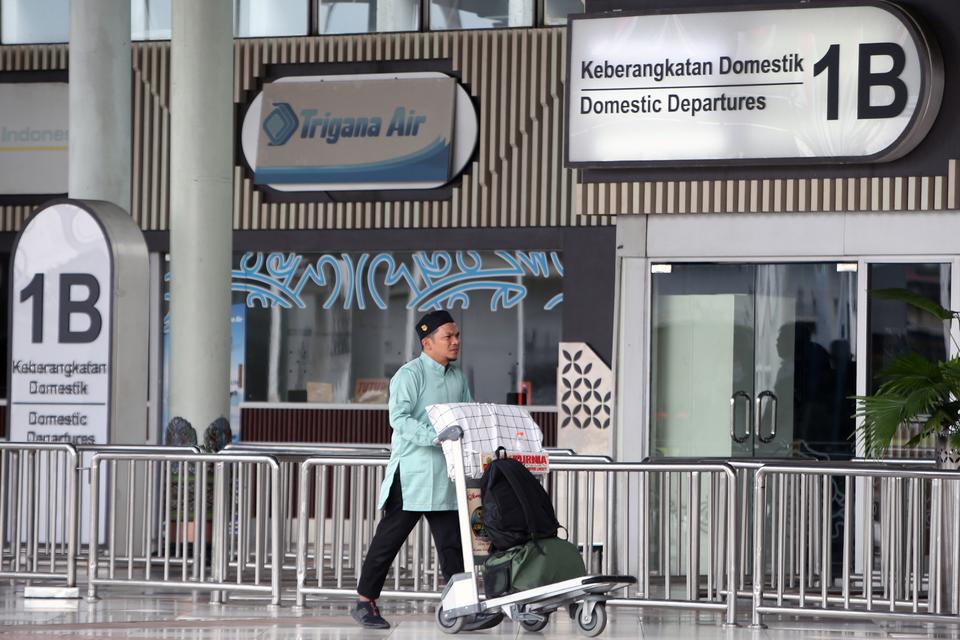 Calon penumpang berjalan di selasar Terminal 1 B, Bandara Soekarno Hatta, Tangerang, Banten, Kamis (28/11/2024). Pemerintah sepakat menurunkan harga tiket pesawat untuk penerbangan domestik sebesar 10 persen selama periode Natal 2024 dan Tahun Baru 2025,
