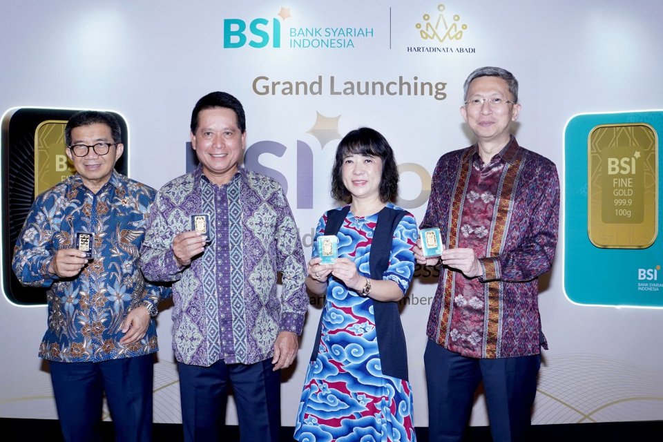 PT Bank Syariah Indonesia Tbk (BRIS) berencana untuk membentuk bank emas seiring dengan peluncuran BSI Gold yaitu emas batangan eksklusif berlogo BSI dengan karatase 99,99% yang memiliki standar nasional indonesia atau SNI.