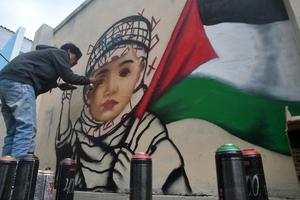 Aksi membuat mural untuk Palestina