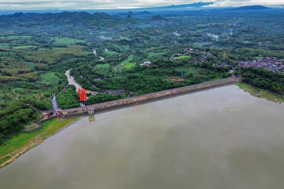 Foto udara suasana Bendungan Sutami di Waduk Karangkates, Kabupaten Malang, Jawa Timur, Minggu (1/12/2024). 