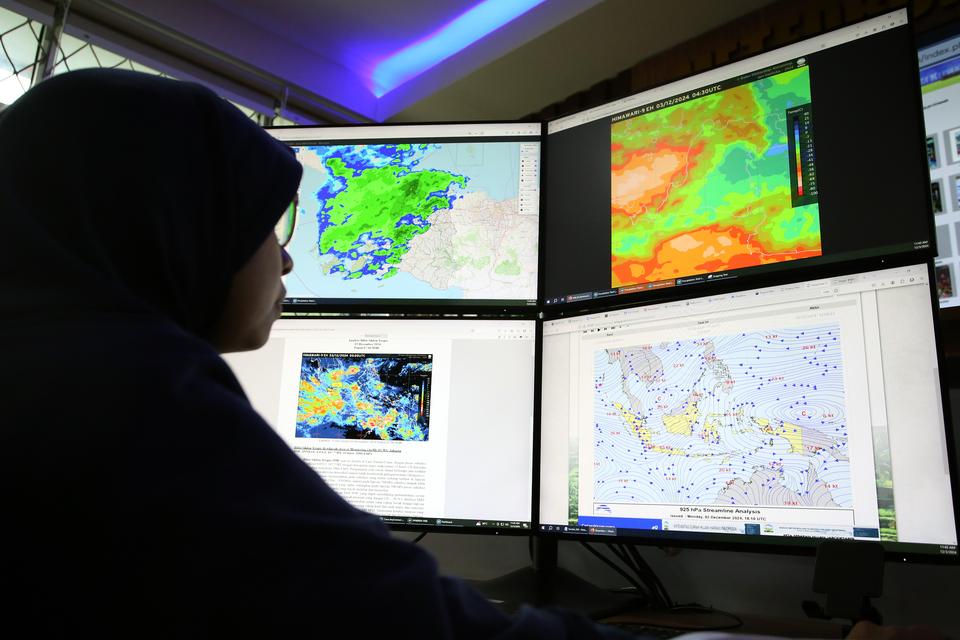 Petugas menganalisis peta "streamline" mengenai arah dan kecepatan angin di Balai Besar Meteorologi Klimatologi dan Geofisika (BMKG) Wilayah II Banten di Ciputat, Tangerang Selatan, Banten, Selasa (3/12/2024). Berdasarkan analisis streamline BMKG, Sela