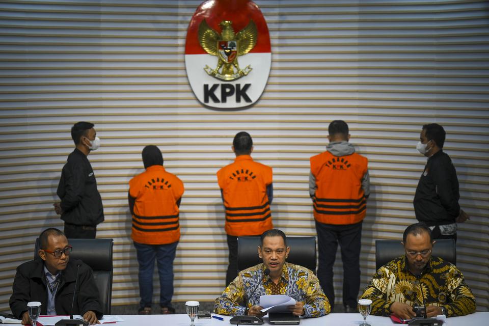 Wakil Ketua KPK Nurul Ghufron (tengah) didampingi Plh Direktur Penyidikan KPK Achmad Taufik Husein (kiri) dan Juru Bicara KPK Tessa Mahardhika (kanan) memberikan pemaparan saat konferensi pers terkait penetapan dan penahanan tersangka operasi tangkap tang