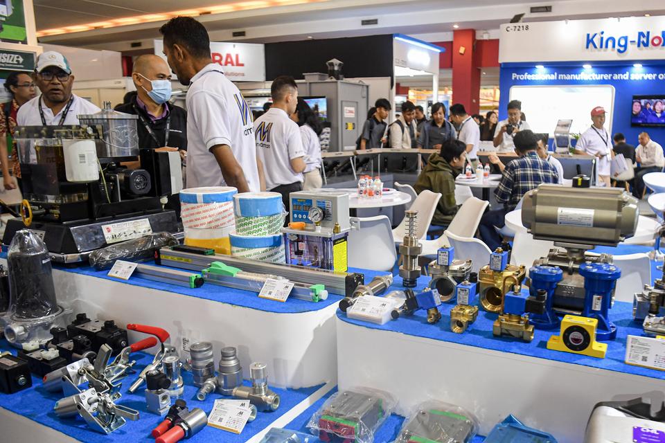 Pengunjung melihat produk industri manufaktur pada pameran Manufacturing Indonesia 2024 di JIXPO Kemayoran, Jakarta, Rabu (4/12/2024). Pameran industri tersebut menghadirkan lebih dari 1.300 peserta pameran dari 32 negara/wilayah yang berfokus pada transf